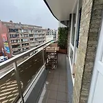 Leonie Met Zeezicht *