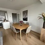 Leonie Met Zeezicht *