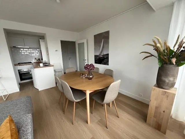 Leonie Met Zeezicht *